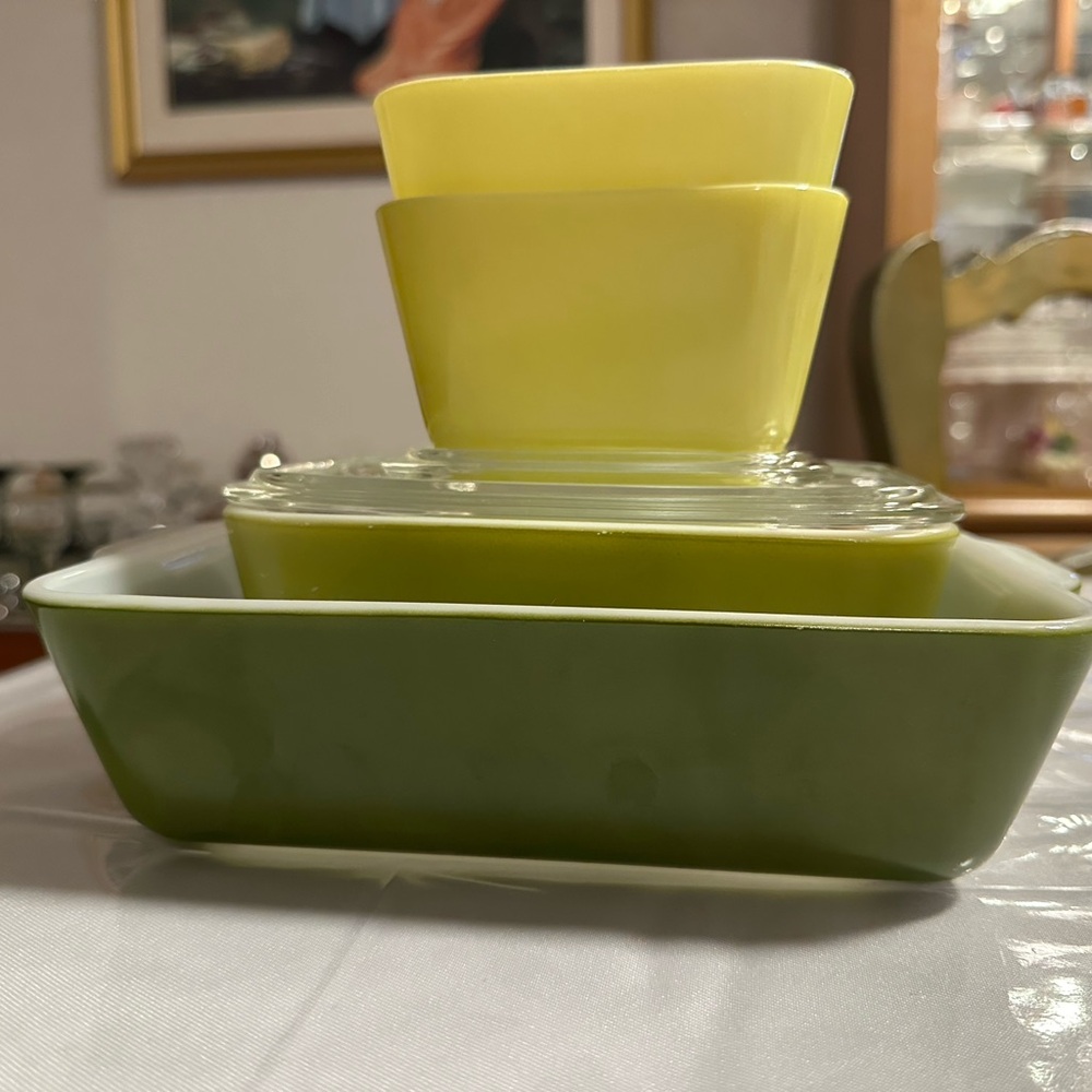 VIntage Pyrex verde avocado green 6 pieces. Refrigerator set with lids